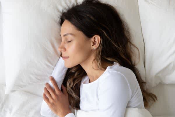 Women and Sleep: Key Differences and Tips for Healthy Rest stock photo of a young woman sleeping peacefully